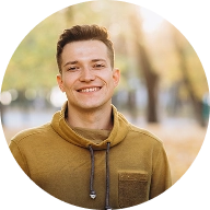 portret przystojnego faceta uśmiechającego się w jesiennym parku